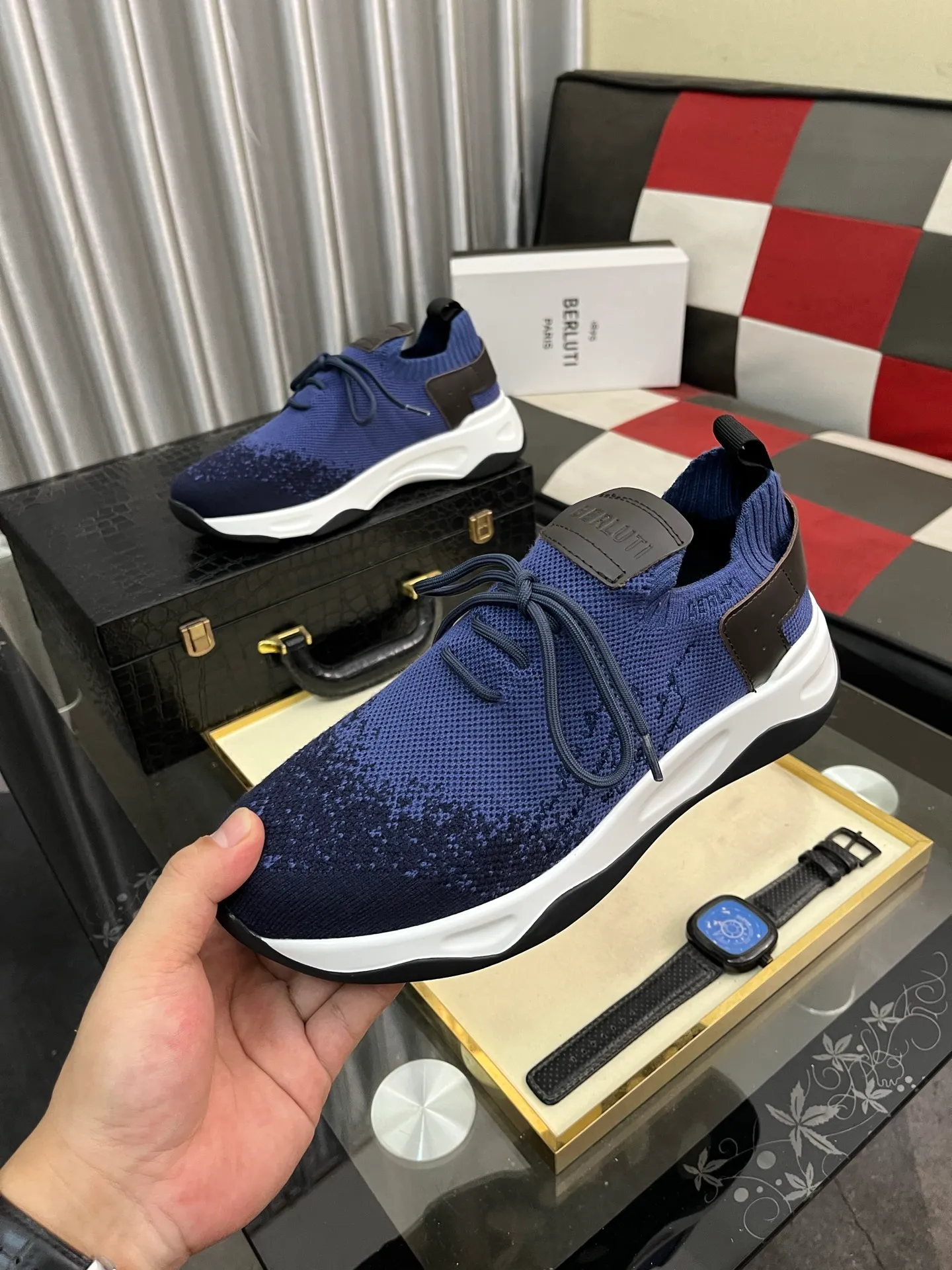 Men's Men's Shoes 💰400⌚️⌚️Berlut* France's top men's shoes, Berluti brand broke the rules in its first show and launched a new Edge shoe last. This model is hand-crafted with exquisite and fashionable fly-woven cowhide, a water-dyed cowhide lining, and an original color-blocked lightweight and wear-resistant rubber sole. This bold improvement of the iconic shoe last is of great significance to the creative work of its unique shape and edge width. On Alessandro shoes, this sharp-edged silhouette is made more see-through through Kris' bold and professional new Cloudy dyeing, making it classic and fashionable! Size: 38-46